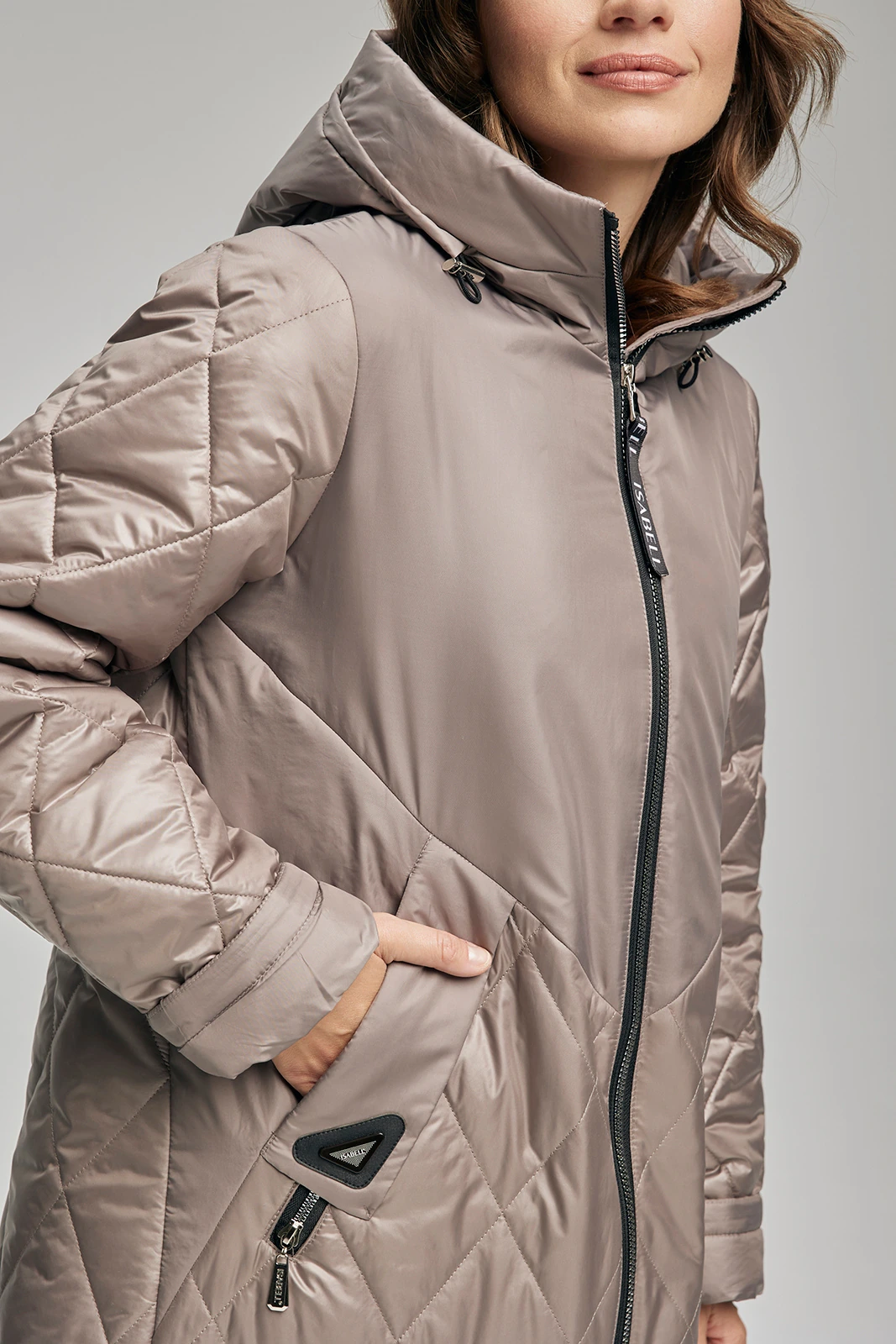 Detal pikowania i zamka kurtki damskiej - precyzja rzemiosła Szwalnia ISABELL