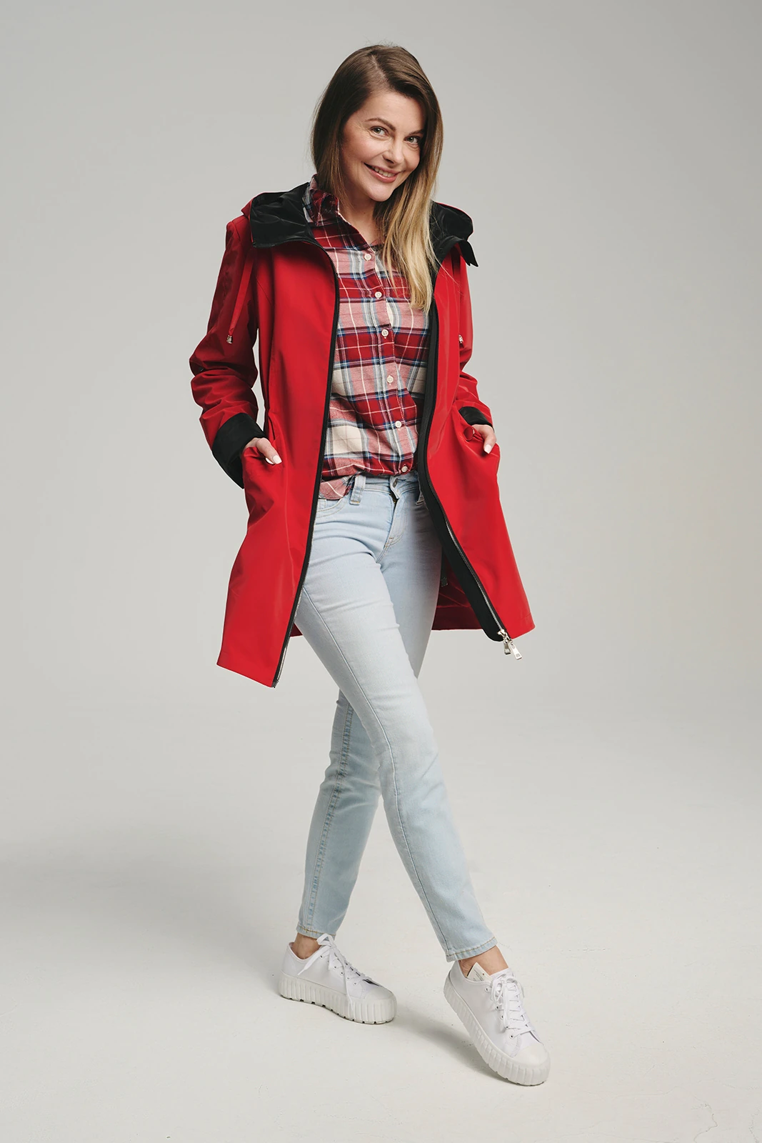 Kurtka wiosenna czerwona - produkcja odzieży wiosennej damskiej na zamówienie