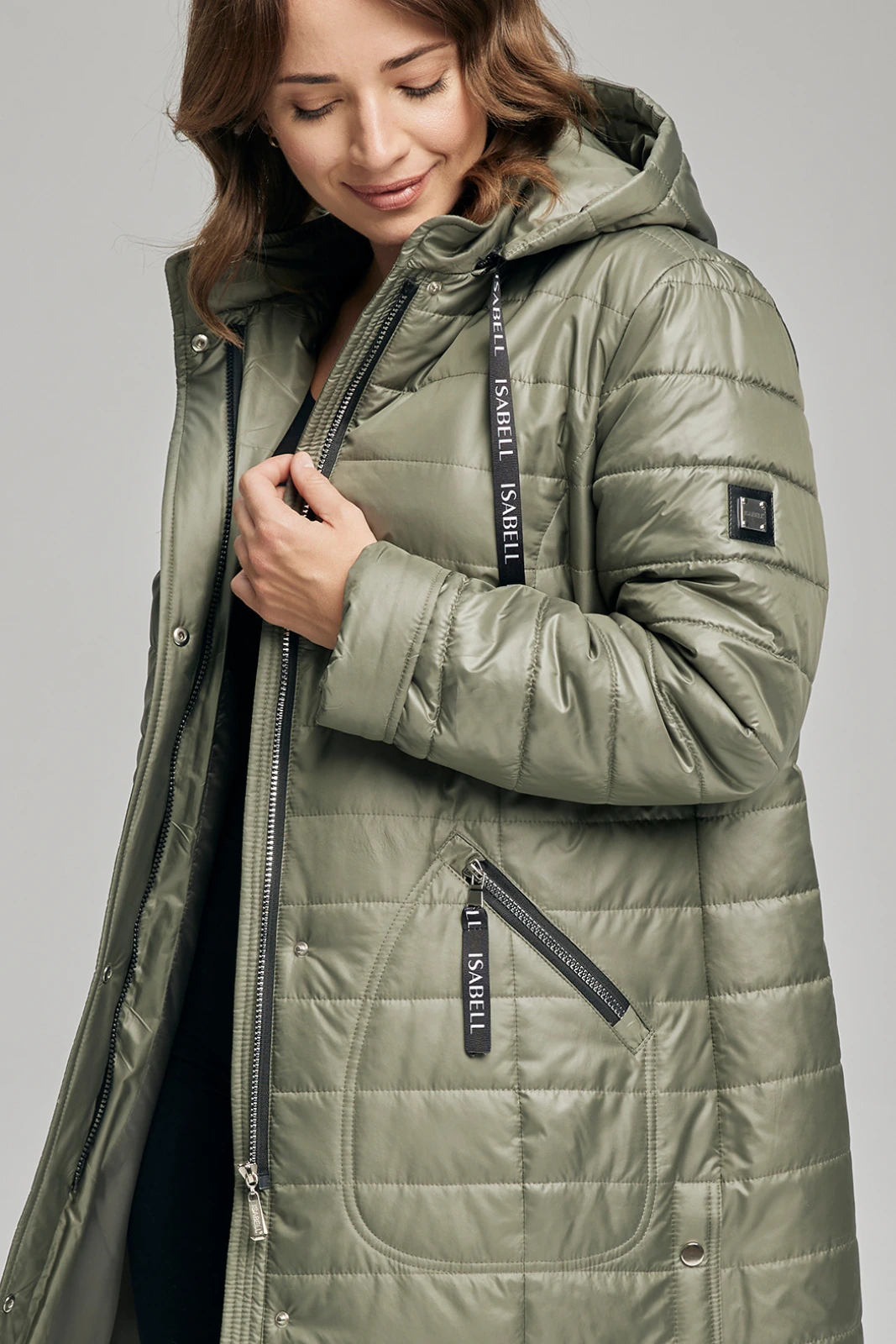 Kurtka pikowana oliwkowa z brandingiem ISABELL - detale zamka i logo